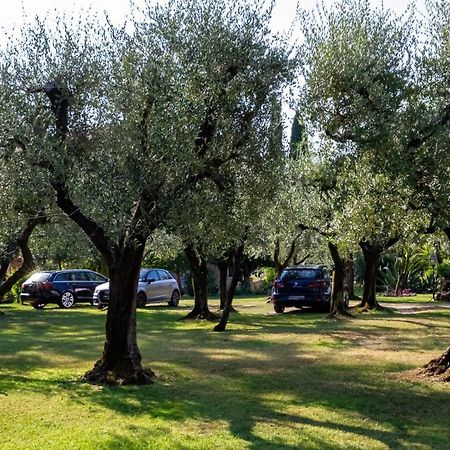Villa Paradiso Apartment Sirmione Bagian luar foto
