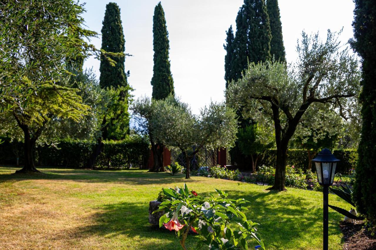 Villa Paradiso Apartment Sirmione Bagian luar foto