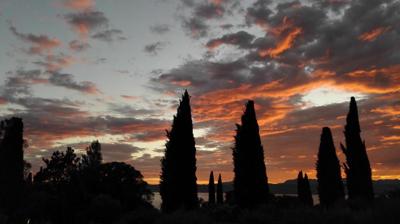 Villa Paradiso Apartment Sirmione Bagian luar foto